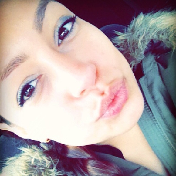 Profile Picture of Lorraina Jimenez (@rainymariex3) on Poshmark