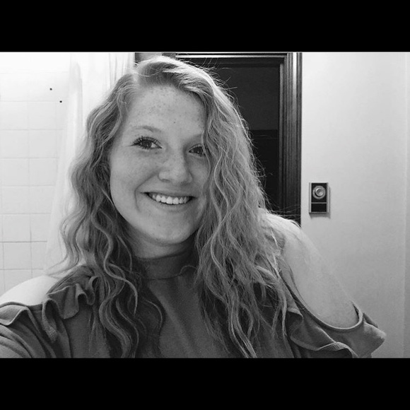 Profile Picture of Alonna Malatinsky (@alonnajo24) on Poshmark