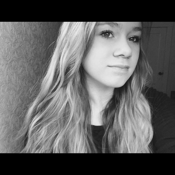Profile Picture of Holly Yerian (@hollyyerian) on Poshmark