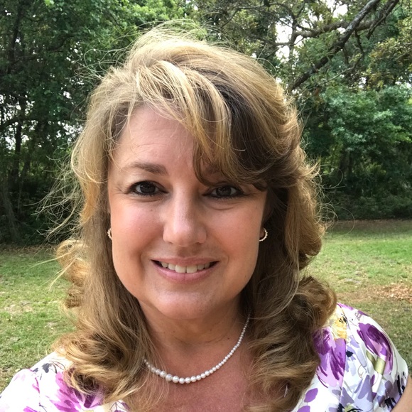 Profile Picture of Raye Carlton (@carltora) on Poshmark