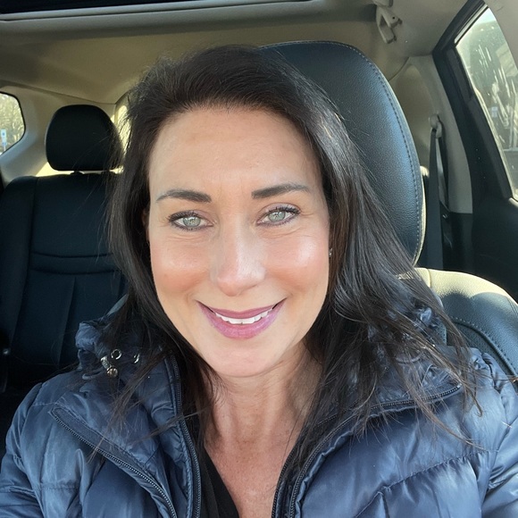 Profile Picture of Kim Cotter (@kimknicks) on Poshmark