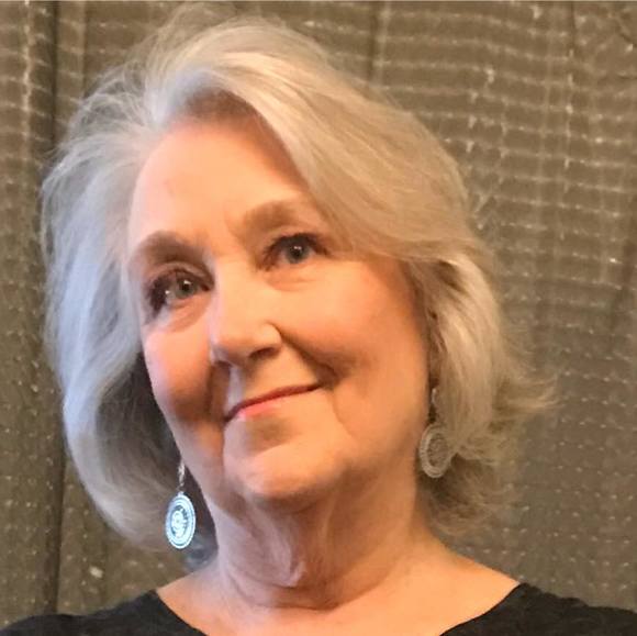 Profile Picture of Gloria Anderson (@glomax24) on Poshmark