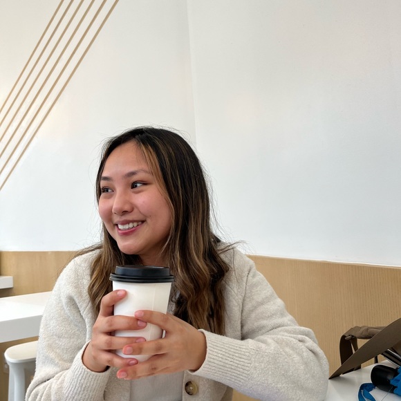 Profile Picture of Jasmine Li (@jasmineli573) on Poshmark