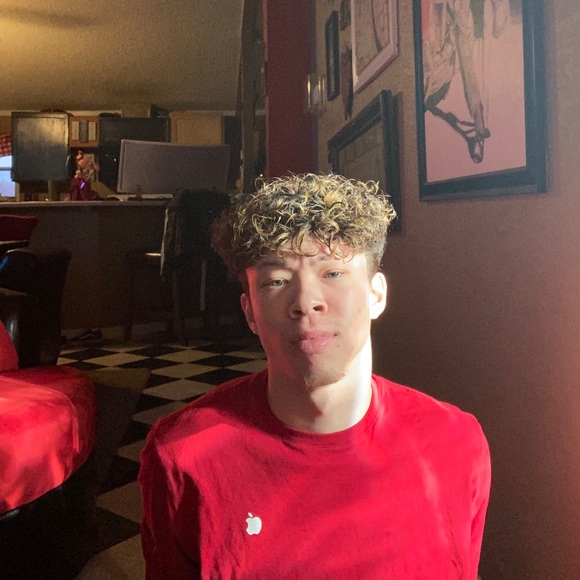 Profile Picture of Tommy Connell (@tommyconnell) on Poshmark