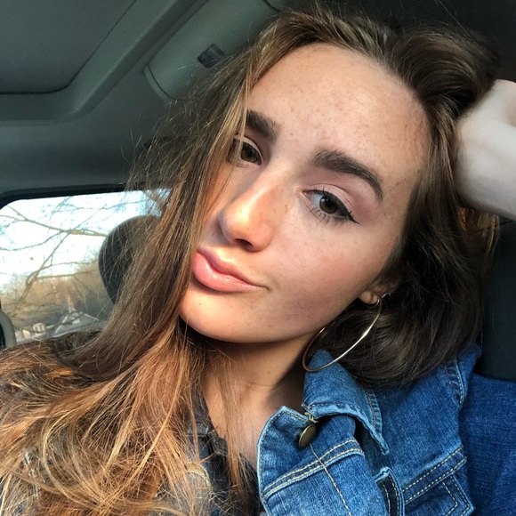 Profile Picture of Olivia Harning (@livharning) on Poshmark