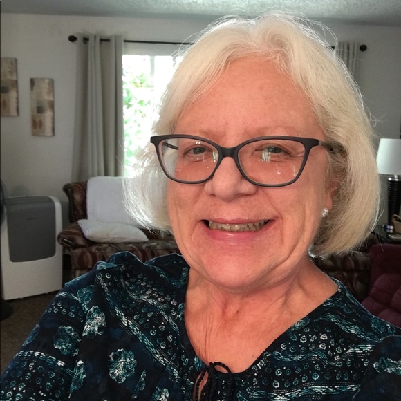 Profile Picture of Laureen Adams (@mycloset538) on Poshmark