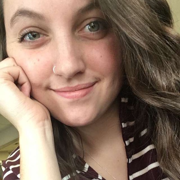 Profile Picture of Calli Stott (@callistott) on Poshmark
