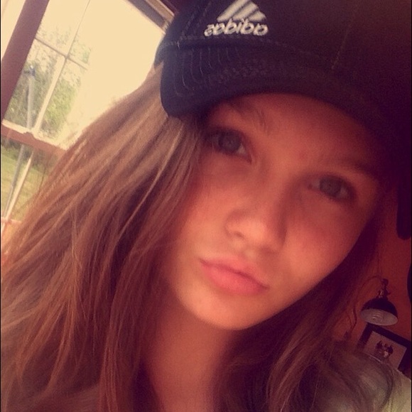 Profile Picture of Olivia Burfield (@olxvx_) on Poshmark