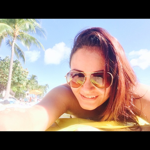 Profile Picture of Iris Urias (@irisurias84) on Poshmark