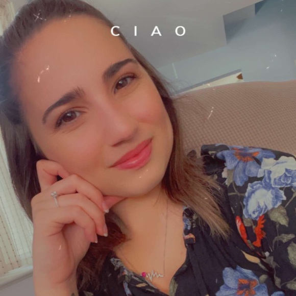 Profile Picture of Danielle Fiorenza (@dani1235) on Poshmark