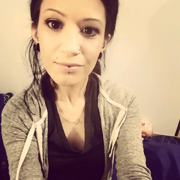 Profile Picture of Stacia Sweigert (@stacia_nichole) on Poshmark
