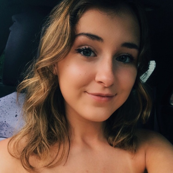 Profile Picture of Kayla Moraski (@kaylabeth61) on Poshmark