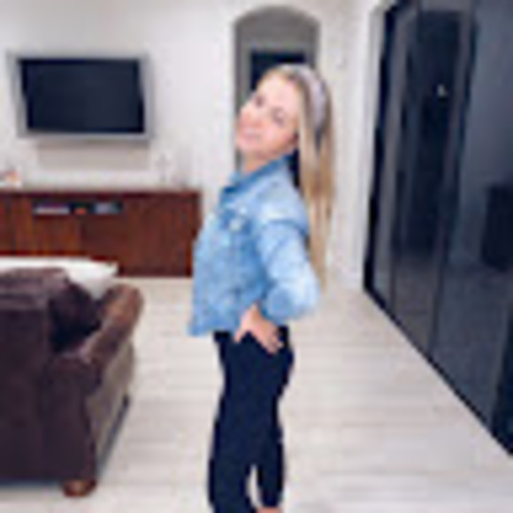 Profile Picture of Mia Simon (@miajewel8) on Poshmark