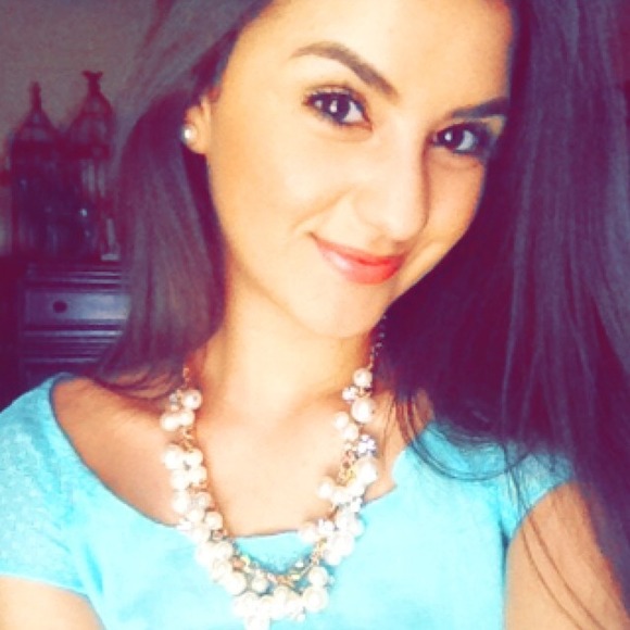 Profile Picture of Miranda Lara (@mir_1917) on Poshmark