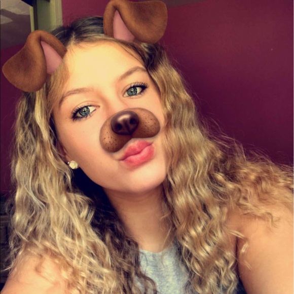 Profile Picture of Alyssa Goulet (@alyssagoulet_) on Poshmark