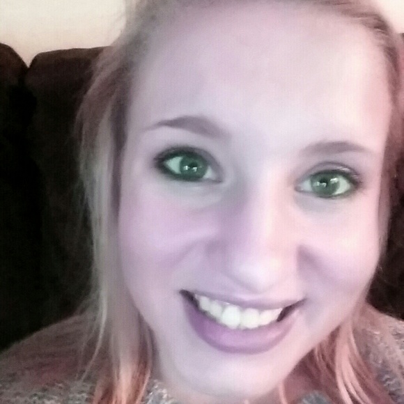 Profile Picture of Kristen Kueterman (@kekueterman12) on Poshmark