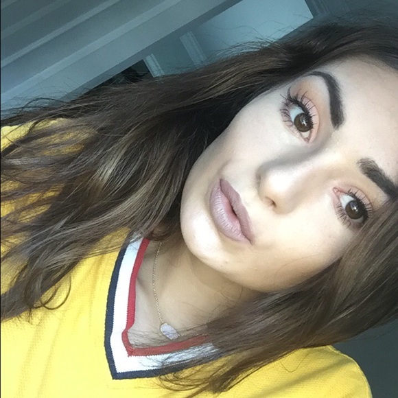 Profile Picture of Alexia Walsh (@alexiawalsh) on Poshmark