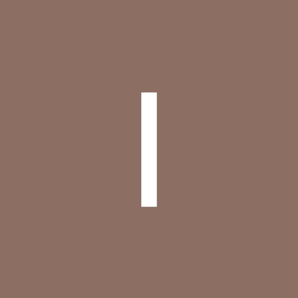 Profile Picture of Iris Reyes (@reyesiris944) on Poshmark