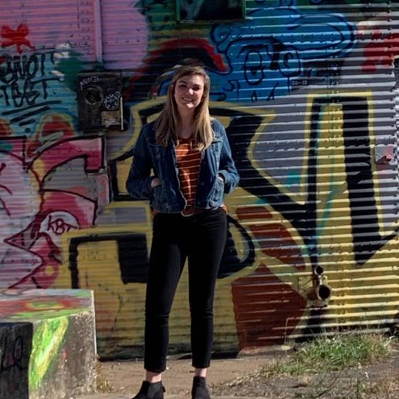 Profile Picture of Lyndee Fitzsimonds (@lyndeelu8) on Poshmark