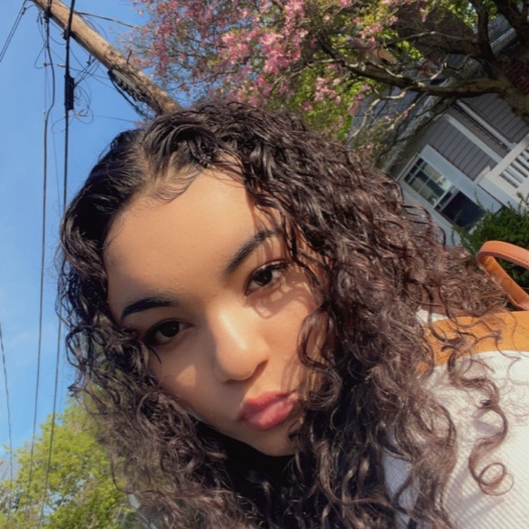 Profile Picture of Alexis Luke (@alexiskalinaa) on Poshmark