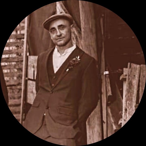 Profile Picture of Daniel Leoni (@danieltl1212) on Poshmark