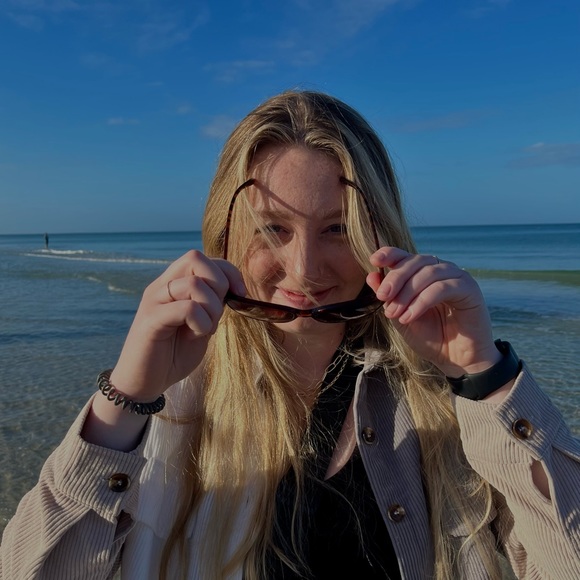 Profile Picture of Gabby Stensland (@gabbystens) on Poshmark