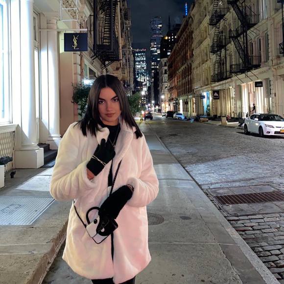 Profile Picture of Daniella Carreras (@daniellacarr) on Poshmark