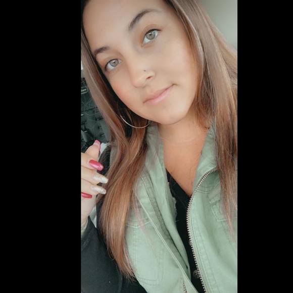 Profile Picture of Darah Renee (@darahgangloff) on Poshmark