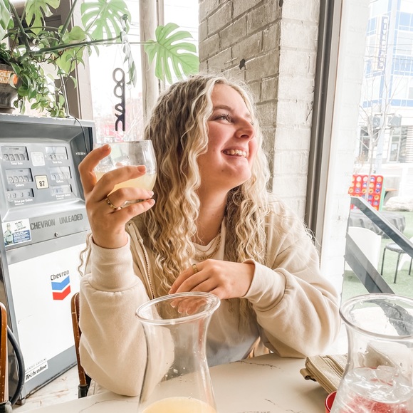 Profile Picture of Makayla Thomas (@makaylanthomas) on Poshmark