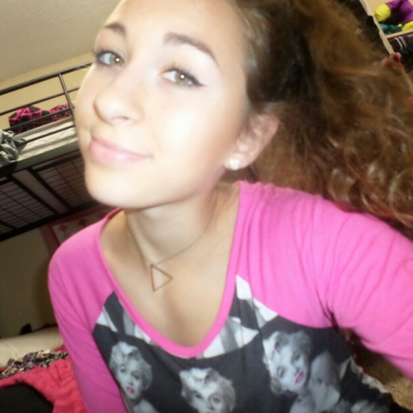 Profile Picture of Laura-lee Chenot (@lauraleexx) on Poshmark