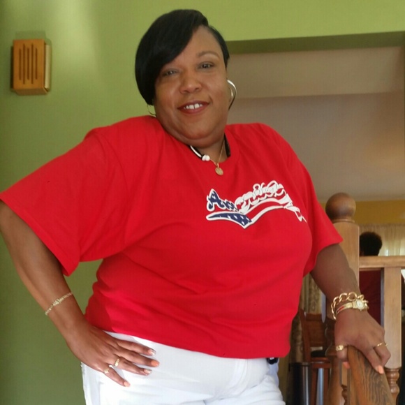 Profile Picture of Dee Weaver (@divinedee) on Poshmark