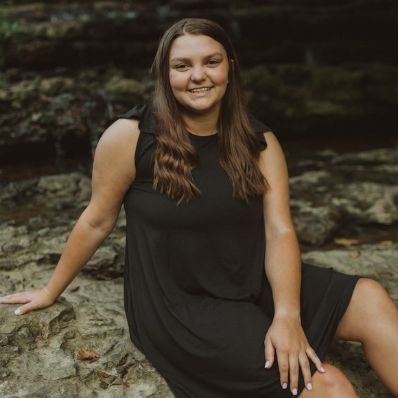 Profile Picture of Kim Alvarez (@kcrouch1279) on Poshmark