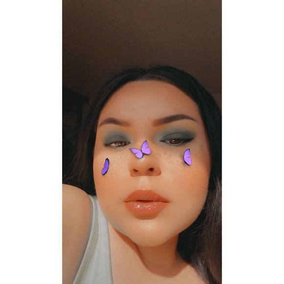 Profile Picture of Daniela Nava (@18dquin6) on Poshmark