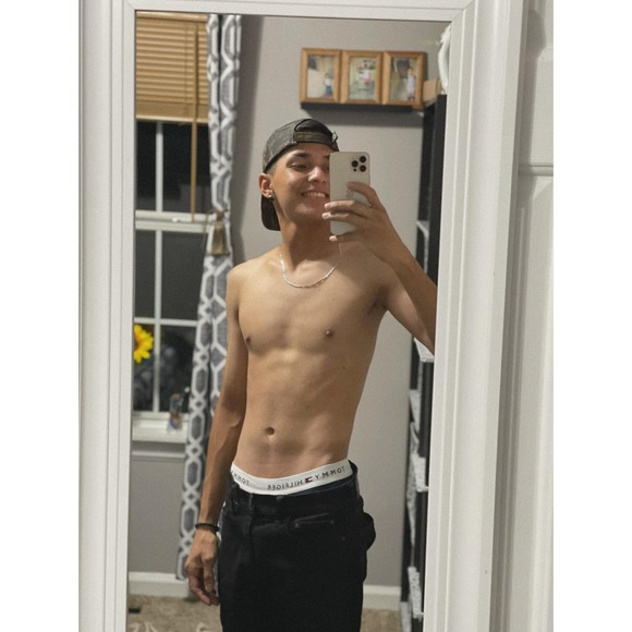 Profile Picture of Wilber Alvarado (@wilberalvarado) on Poshmark