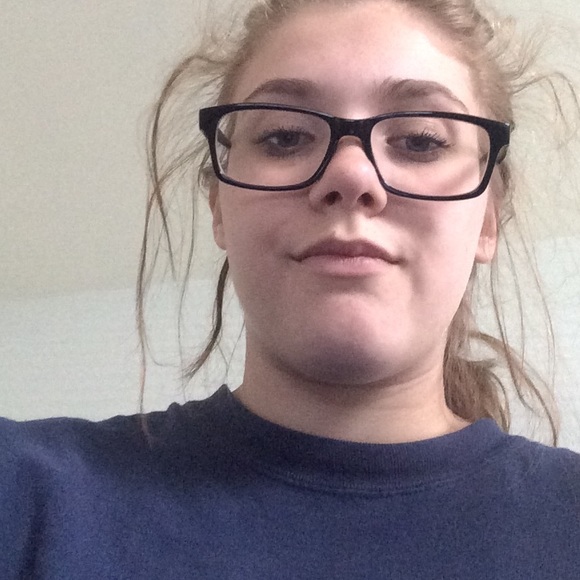 Profile Picture of Carlyyy Horchhh (@carlzzhorchhhh) on Poshmark