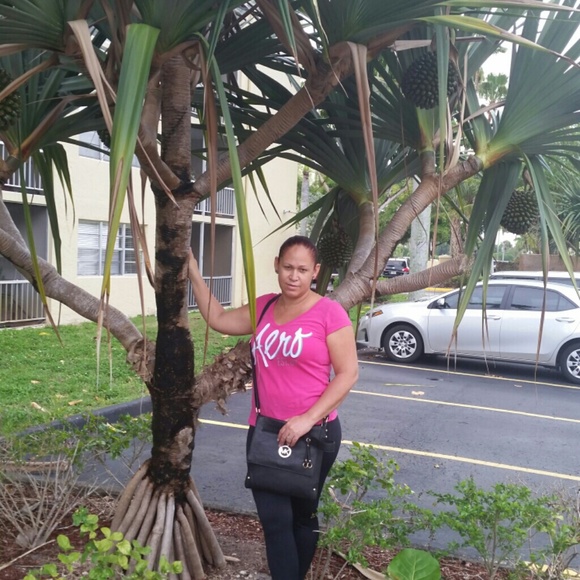 Profile Picture of Ortiz Ortiz (@mi_ly) on Poshmark