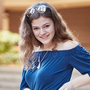 Profile Picture of Lily Holt (@itslilyholt) on Twitter