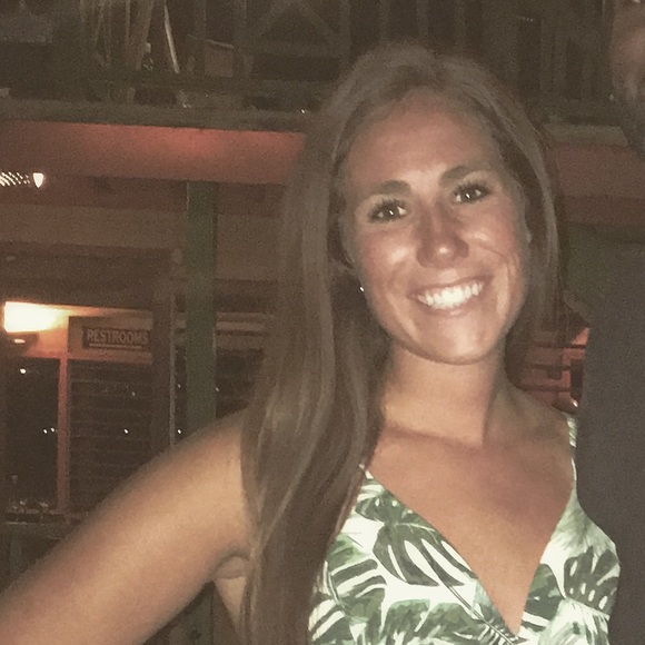 Profile Picture of Holly Schroepfer (@hollyschroepfer) on Poshmark
