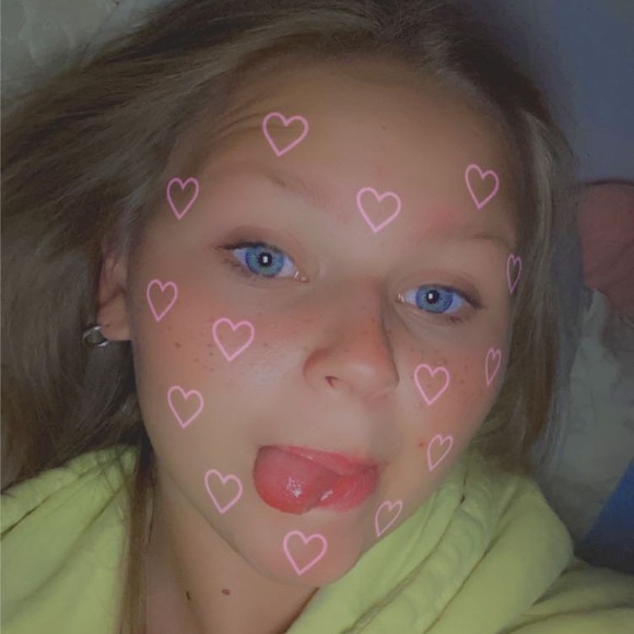 Scarlett Winegeart - Poshmark Profile Picture of Scarlett Winegeart (@scar_kae) on Poshmark