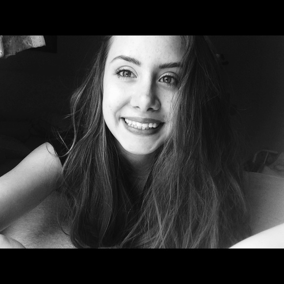 Profile Picture of Alaina Swedlund (@fashionars) on Poshmark