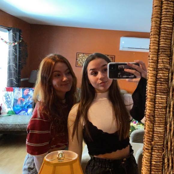 Profile Picture of Emma Pearson (@emmapearson0897) on Poshmark
