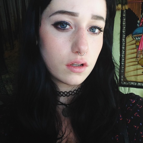 Profile Picture of Olivia Syverson (@oliiiivia) on Poshmark