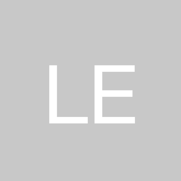 Profile Picture of Lori Enochs (@laenochs) on Poshmark