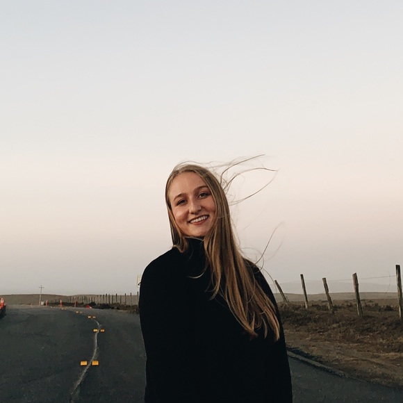 Profile Picture of Ella Sergeyeva (@bellasergeyeva) on Poshmark