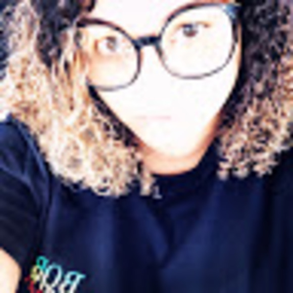 Profile Picture of Shontell (@shonlege) on Poshmark
