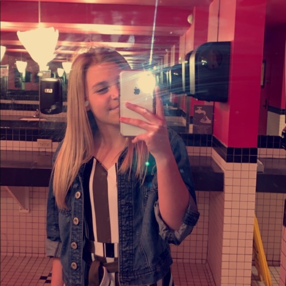 Profile Picture of Paige Edwards (@paigee_0215) on Poshmark