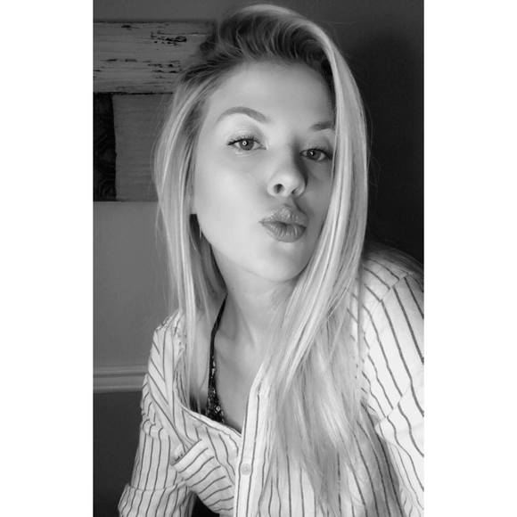 Profile Picture of Brooke Goulart (@goulart0221) on Poshmark