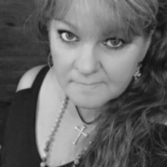 Profile Picture of Lisa Yates (@blazenb77) on Poshmark