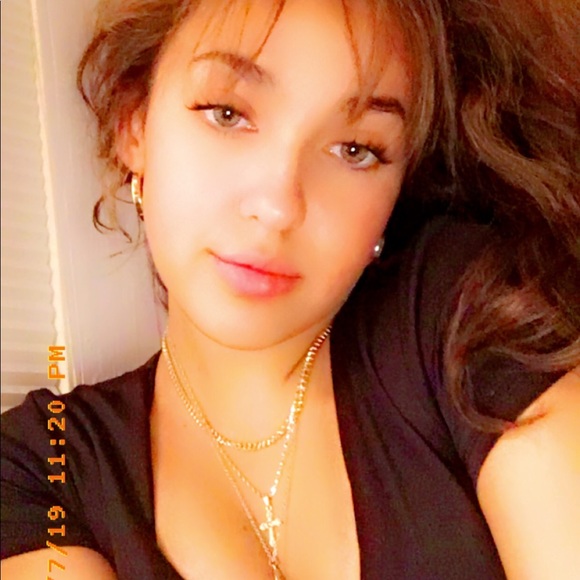 Profile Picture of Jillian Weems (@jillyweems) on Poshmark