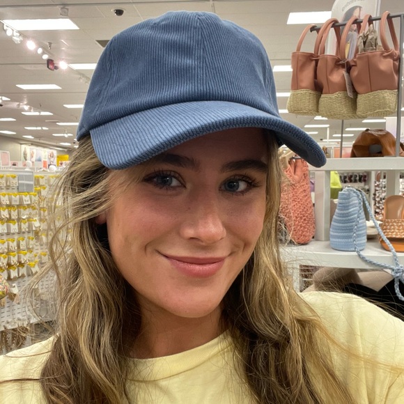 Profile Picture of Ella Heinitz (@ella_heinitz) on Poshmark